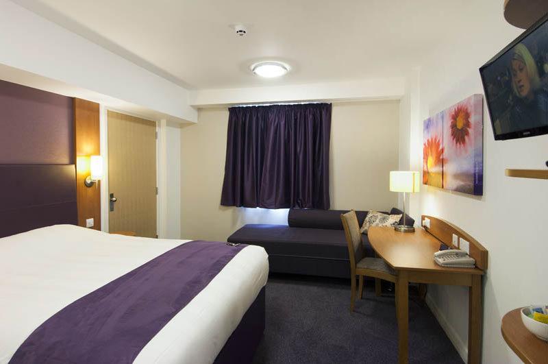 Premier Inn Понтипул Экстерьер фото